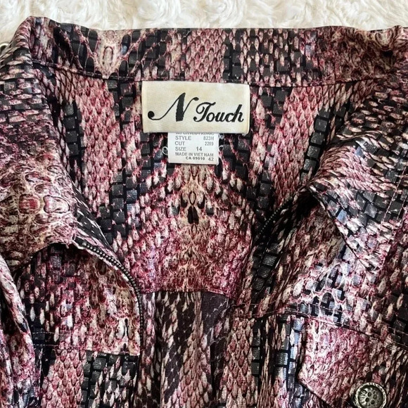 N Touch | Women’s Snakeskin Print Zip Up Jacket - Picture 3 of 4